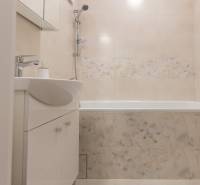 Slnečný 3-izbový byt, Kramáre - Kúpeľňa s vaňou a kvetinovými obkladmi v 3-izbovom byte.