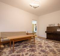 Slnečný 3-izbový byt, Kramáre - Obývačka v 3-izbovom byte s kobercovým dekorom a klavírom.