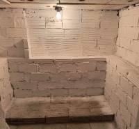 Garáž Púpavova, Karlova Ves + pivnica - Malá pivnica so svetlom, postavená z tehál na ulici Púpavová, vedľa garáže.