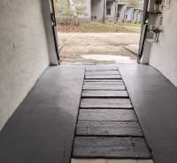 Garáž Púpavova, Karlova Ves + pivnica - Otvorená garáž na ulici Púpavová s príjazdovou cestou z betónu a drevenou podlahou.