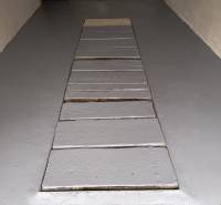 Garáž Púpavova, Karlova Ves + pivnica - Garáž s dreveným krytom na ulici Púpavová a podlaha s dierou.