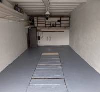 Garáž Púpavova, Karlova Ves + pivnica - Garáž s bielymi stenami a výraznou podlahou na ulici Púpavová, ideálne pre skladovanie.