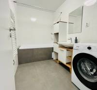 Prenájom, 3 izb.byt s terasou pri mestskom parku s park. miestom - Kúpeľňa s vaňou, umývadlom, zrkadlom a práčkou v 3-izbovom byte.