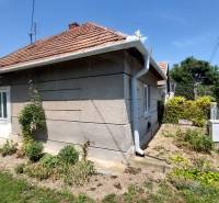 PREDAJ - ÚTULNÝ DOMČEK NA ROZĽAHLOM POZEMKU - NEVIDZANY - Rodinný dom v Nevidzanoch s upravenou záhradou, oplotením a šikmou strechou.