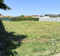 Na predaj stavebný pozemok s IS, Kvetoslavov 643 m² - Pozemok na bývanie na ulici Bazová v Kvetoslavove je ohraničený plotom.