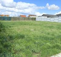 Na predaj stavebný pozemok s IS, Kvetoslavov 643 m² - Pozemok na Bazovej ulici v Kvetoslavove, ideálny na bývanie, obklopený plotom.