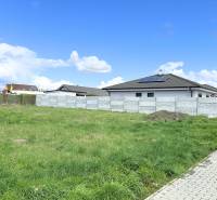 Na predaj stavebný pozemok s IS, Kvetoslavov 643 m² - Pozemky - bývanie na Bazovej ulici v Kvetoslavove s trávnatou plochou a oplotením.