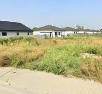 Na predaj stavebný pozemok s IS, Kvetoslavov 643 m² - Pozemok na bývanie v Kvetoslavove na Bazovej ulici so zeleňou a okolím domov.