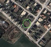 Na predaj stavebný pozemok s IS, Kvetoslavov 643 m² - Letecký pohľad na pozemky pre bývanie na Bazovej ulici v Kvetoslavove.