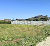 Na predaj stavebný pozemok s IS, Kvetoslavov 643 m² - Pozemok na Bazovej ulici v Kvetoslavove, vhodný na bývanie, s oplotením a trávnatou plochou.
