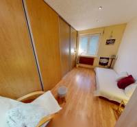 NAJLACNEJŠÍ 3- izbový byt v Topoľčanoch, neďaleko ZKW - Spálňa v 3-izbovom byte s veľkou vstavanou skriňou a podlahou s dreveným dekorom.