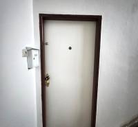 NAJLACNEJŠÍ 3- izbový byt v Topoľčanoch, neďaleko ZKW - Vstupné dvere do 3-izbového bytu s bielym rámom.