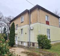 NAJLACNEJŠÍ 3- izbový byt v Topoľčanoch, neďaleko ZKW - Rodinný dom na Krušovskej ulici v Topoľčanoch obklopený zeleňou.