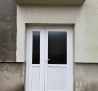 NAJLACNEJŠÍ 3- izbový byt v Topoľčanoch, neďaleko ZKW - Vstupné dvere s presklením na Krušovskej ulici v Topoľčanoch, pred 3-izbovým bytom.