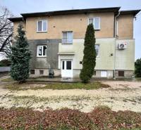 NAJLACNEJŠÍ 3- izbový byt v Topoľčanoch, neďaleko ZKW - Dvojpodlažná stavba na Krušovskej ulici v Topoľčanoch v blízkosti 3-izbového bytu.