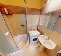 NAJLACNEJŠÍ 3- izbový byt v Topoľčanoch, neďaleko ZKW - Kúpeľňa v 3-izbovom byte s vaňou, práčkou a umývadlom, svetlé obklady.