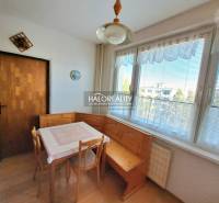 Predaj, trojizbový byt Zvolen, Lipovec, J. Poničana ... - Jedáleň v 3-izbovom byte s podlahou s dreveným dekorom a veľkými oknami.