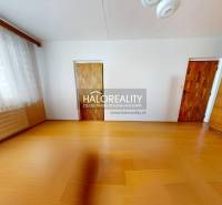 Predaj, trojizbový byt Zvolen, Lipovec, J. Poničana ... - Pokoj v 3-izbovom byte s podlahou s dreveným dekorom, veľkým oknom a vstavanou skriňou.