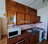 Predaj, trojizbový byt Zvolen, Lipovec, J. Poničana ... - Obývačka v 3-izbovom byte s pohovkami, podlahou s dreveným dekorom a veľkými oknami.