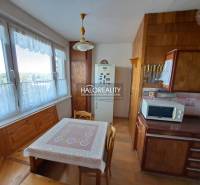 Predaj, trojizbový byt Zvolen, Lipovec, J. Poničana ... - Obývacia izba v 3-izbovom byte s podlahou s dreveným dekorom, sedacia súprava a nástenné dekorácie.