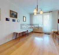 Predaj, trojizbový byt Zvolen, Lipovec, J. Poničana ... - Kuchyňa v 3-izbovom byte s pôvodnou linkou a podlahou s dreveným dekorom.