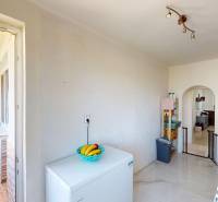 3 izbový byt s dvoma pivnicami Topoľčany - Kuchyňa v 3-izbovom byte s mramorovou podlahou a balkónom.