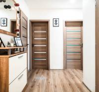 Útulný 2-izbový byt na prenájom - Interiér 2-izbového bytu s podlahou s dreveným dekorom, dverami a dekoráciami.