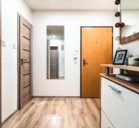 Útulný 2-izbový byt na prenájom - Chodba v 2-izbovom byte s podlahou s dreveným dekorom a dekoráciami.