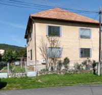 Na predaj rodinný dom Kosihovce - Rodinný dom v Kosihovciach na ulici Kosihovce, so záhradou a plotom.