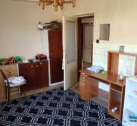 Na predaj rodinný dom Kosihovce - Interiér rodinného domu s kobercem, nábytkom a detskými hračkami.