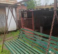 Na predaj rodinný dom Kosihovce - Hojdačka v záhrade rodinného domu na ulici Kosihovce v Kosihovciach.