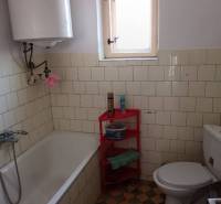 Na predaj rodinný dom Kosihovce - Kúpeľňa rodinného domu s vaňou, kachličkami a oknom.