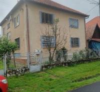 Na predaj rodinný dom Kosihovce - Rodinný dom v Kosihovciach na ulici Kosihovce, s plotom a trávnikom pred domom.