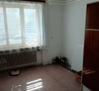 Na predaj rodinný dom Kosihovce - Izba v rodinnom dome s veľkým oknom a radiátorom, prázdna podlaha.