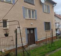 Na predaj rodinný dom Kosihovce - Rodinný dom v Kosihovciach na ulici Kosihovce s exteriérovým pohľadom na fasádu.