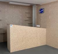 Prenájom obchodno-kancelárskeho priestoru na Račianskej ul.,141 m2 - Interiér obchodných priestorov s dreveným dekorom a policami na stene.