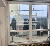 Prenájom obchodno-kancelárskeho priestoru na Račianskej ul.,141 m2 - Sklenené posuvné dvere v obchodných priestoroch, bicykel, radiátor a plastová fólia na stene.