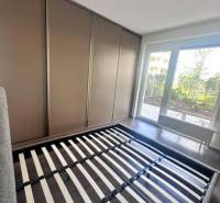 Na prenájom 2iz. byt s predzáhradkou  - Spálňa v 2-izbovom byte s posteľou a vstavanej skrine s výhľadom do záhrady.