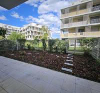 Na prenájom 2iz. byt s predzáhradkou  - Bytový komplex na ulici Na výslní v Bratislave-Ružinove s priľahlou záhradkou a chodníkom.