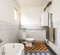 Dom s veľkým pozemkom 3099m2, Melčice-Lieskové - Kúpeľňa v rodinnom dome s vaňou, toaletou, kachličkami a kúpeľňovým oknom.