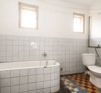 Dom s veľkým pozemkom 3099m2, Melčice-Lieskové - Kúpeľňa s vaňou a záchodom, obkladaná dlaždicami, dve malé okná zlepšujú svetlosť.