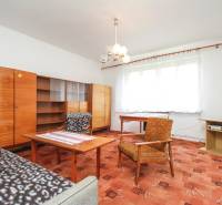 Dom s veľkým pozemkom 3099m2, Melčice-Lieskové - Obývačka s nábytkom, stoličkami a stolom, nachádza sa v rodinnom dome, útulná atmosféra.