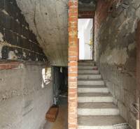 Dom s veľkým pozemkom 3099m2, Melčice-Lieskové - Schodisko s neomietnutými tehlami, vedie do podkrovia rodinného domu, stará povrchová úprava.