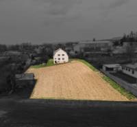 Dom s veľkým pozemkom 3099m2, Melčice-Lieskové - Rodinný dom stojí na veľkom, otvorenom pozemku, obklopenom krajinou.