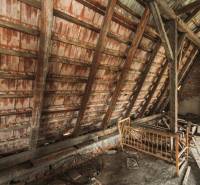 Dom s veľkým pozemkom 3099m2, Melčice-Lieskové - Podkrovie starého rodinného domu, drevené trámy a tehly, vintage kolíska.