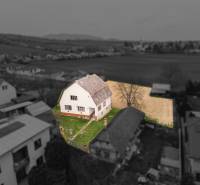 Dom s veľkým pozemkom 3099m2, Melčice-Lieskové - Rodinný dom so záhradou, uprostred tmavého panoramatického výhľadu na okolitú krajinu.