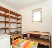 Dom s veľkým pozemkom 3099m2, Melčice-Lieskové - Miesto na uskladnenie s regálmi, malým stolom, oknom, umiestnené v rodinnom dome.