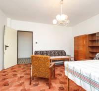 Dom s veľkým pozemkom 3099m2, Melčice-Lieskové - Obývacia izba v rodinnom dome s retro nábytkom a originálnym kobercom.