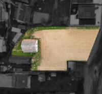 Dom s veľkým pozemkom 3099m2, Melčice-Lieskové - Rodinný dom obklopený veľkým pozemkom, trávnik a orná pôda poskytujú priestor na bývanie.