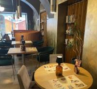 Reštaurácia na predaj v centre Košíc na Hlavnej 74 - Interiér gastro priestorov s dreveným dekorom a dekoráciou na stenách.